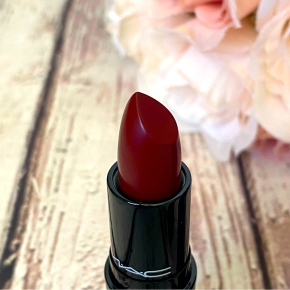 MAC - 425 MAISON ROUGE - LOVE ME LIPSTICK NEW! - Picture 5 of 5
